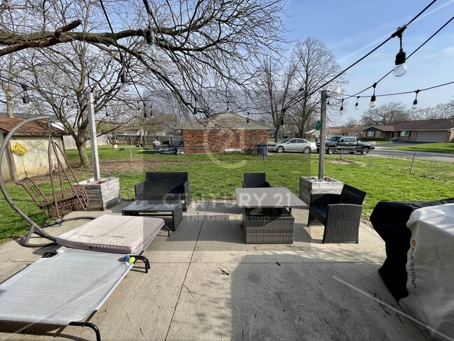 Building Photo - 5051 Bluffview Dr