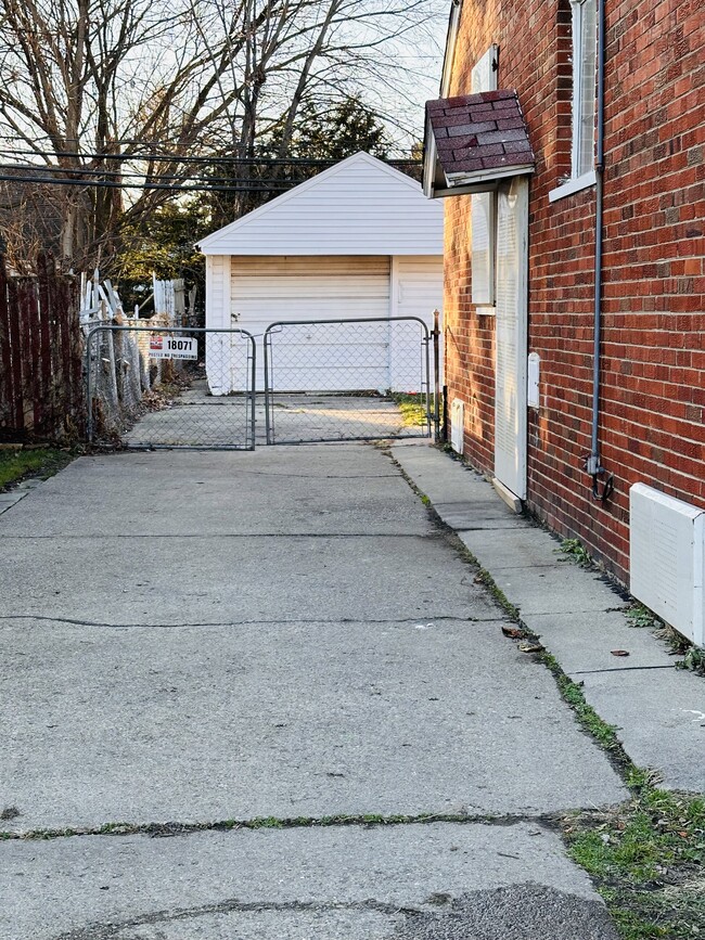 Building Photo - 18071 Albion Ave