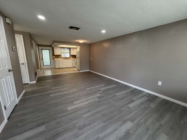 Building Photo - "Charming 2-Bedroom Duplex Retreat in New Port Richey - Perfect for Cozy Living!"