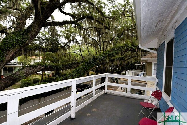 Building Photo - Spacious and fully furnished Victorian beauty