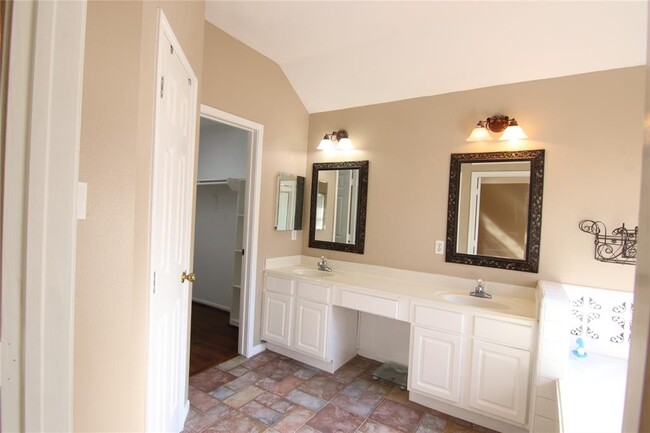 Building Photo - 3607 Stratford Arms Ln