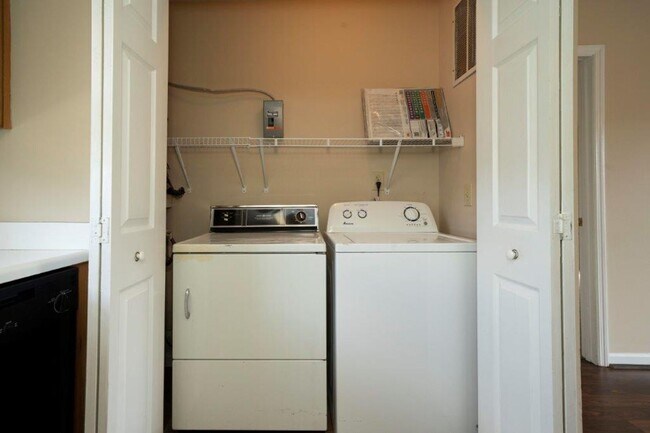 Primary Photo - Courtyard Condominiums #08