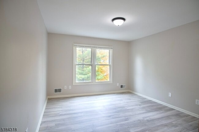 Building Photo - 14 Colonial Ct