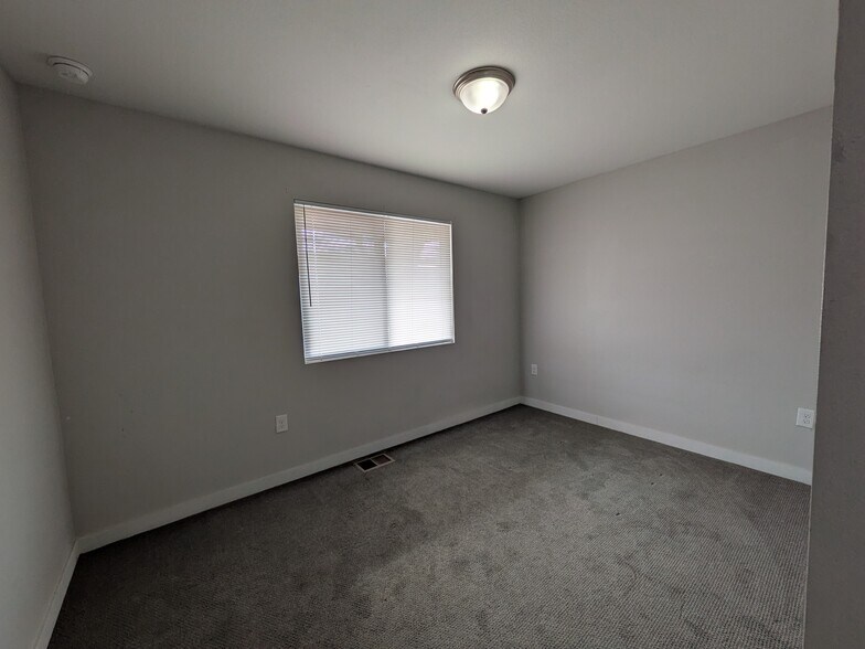 Building Photo - 65 S 18th Ave