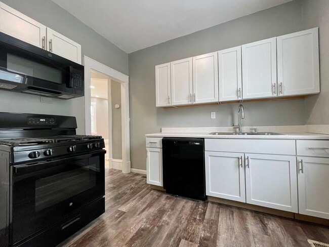 Building Photo - Incredible 4 bedroom 1.5 Bathroom Home in South Minneapolis!