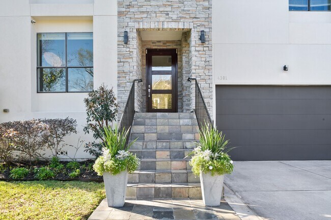 Building Photo - 4301 Vivian St