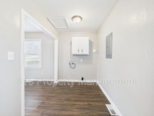 Building Photo - 721 N Rogers St