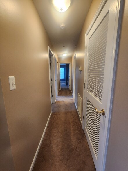 Building Photo - 2026 Windsong Dr