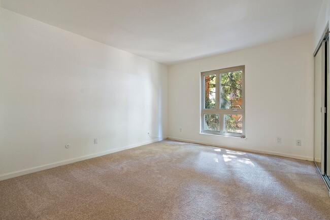 Building Photo - Best Building on the Block || 1 Bedroom Co...