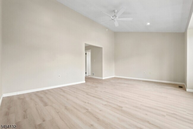 Building Photo - 703 Porter Way W