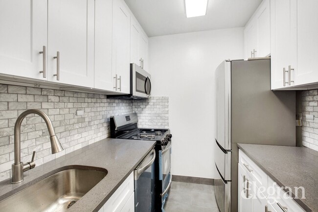 Building Photo - 5 E 22nd St