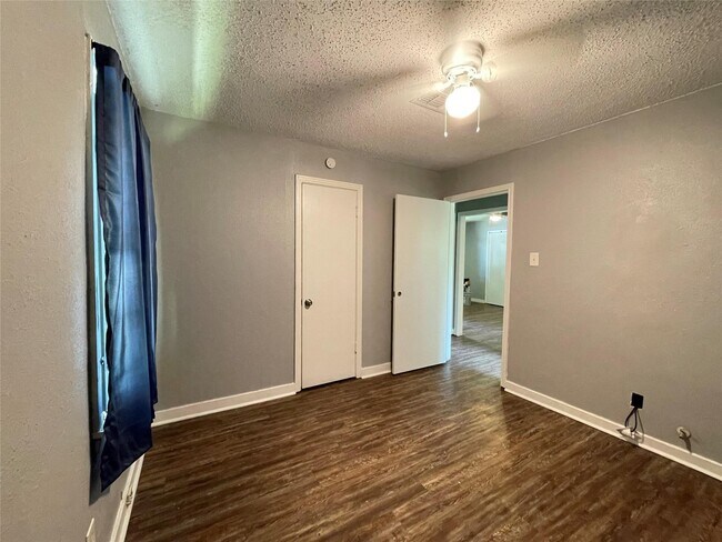 Building Photo - 5213 Anzio Rd