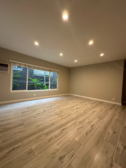 Building Photo - 7555 De Longpre Ave
