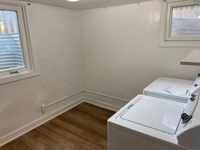 Building Photo - 1 bedroom, 1 bath Lower Level Duplex Unit ...