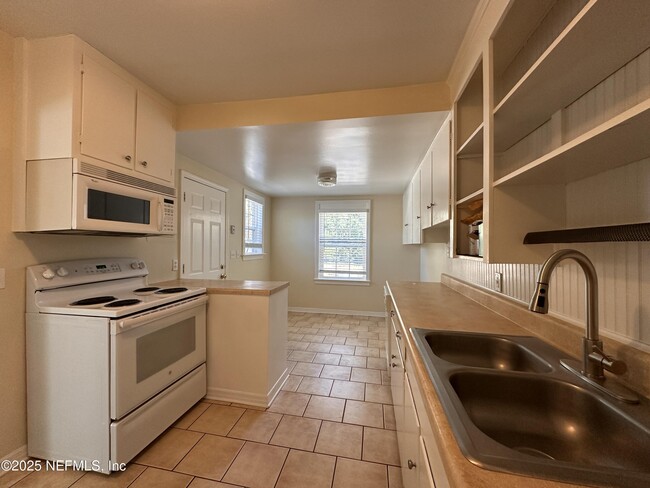 Building Photo - 1761 Lilly Rd E