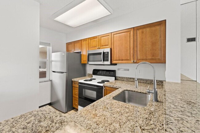 Building Photo - 2106 S Cypress Bend Dr