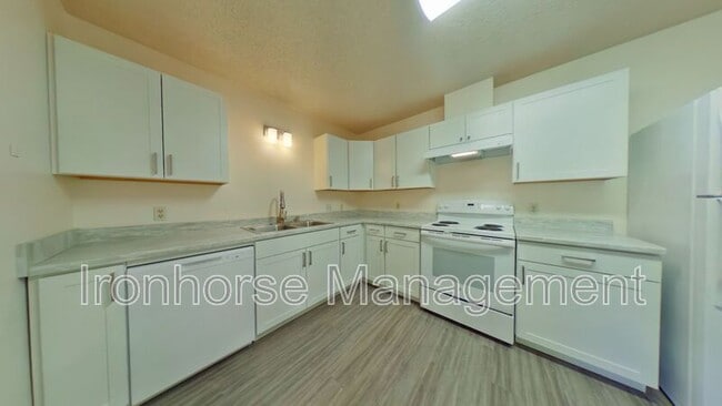 Building Photo - 811 W Villard St