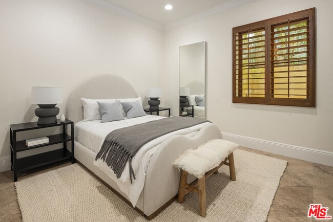 Building Photo - 587 Entrada Dr