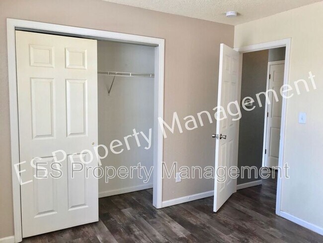 Building Photo - 5742 Ashcroft Dr