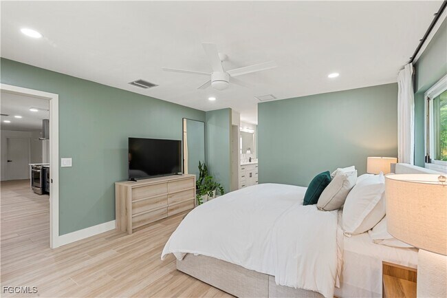 Building Photo - 2412 La Salle Ave