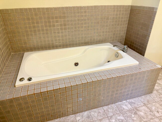 Building Photo - Experience comfort and luxury in this char...