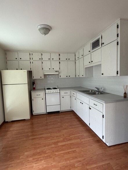 Kitchen - 2609 Hillsdale Ave