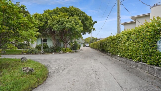 Building Photo - 701 S Royal Poinciana Blvd