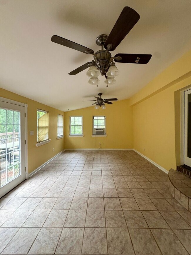 Building Photo - Charming 3 Bed 1.5 Bath Home Close to Fort Liberty