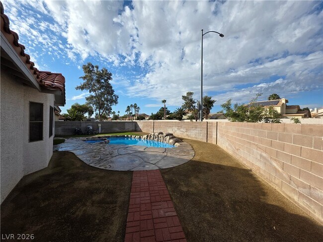 Building Photo - 5843 Berry Hill Ln