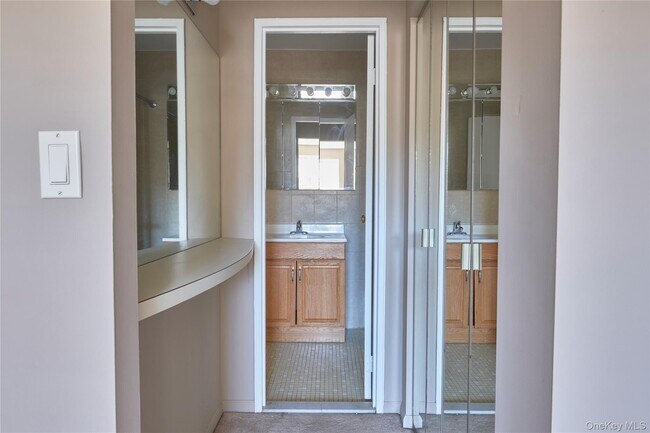 Building Photo - 2 Consulate Dr