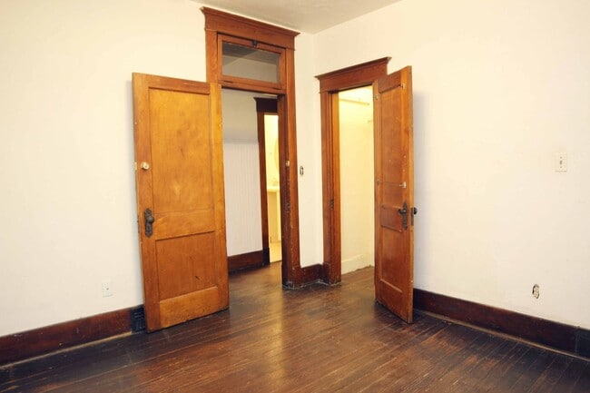 Building Photo - 637 Mathews St