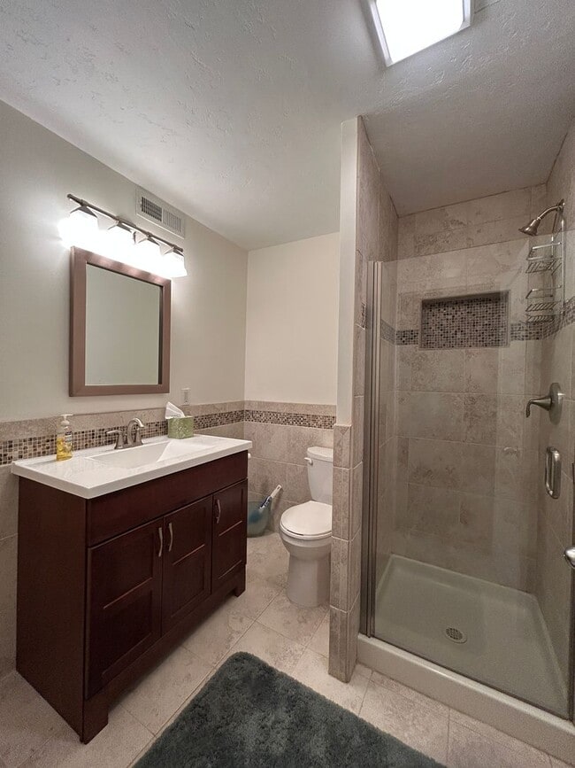 Building Photo - Breathe Taking Views with this 4 bed 3.5 bath home!