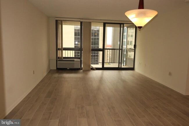 Primary Photo - 233 S 6th St