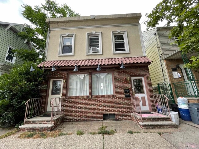 Building Photo - 210 Hamilton St