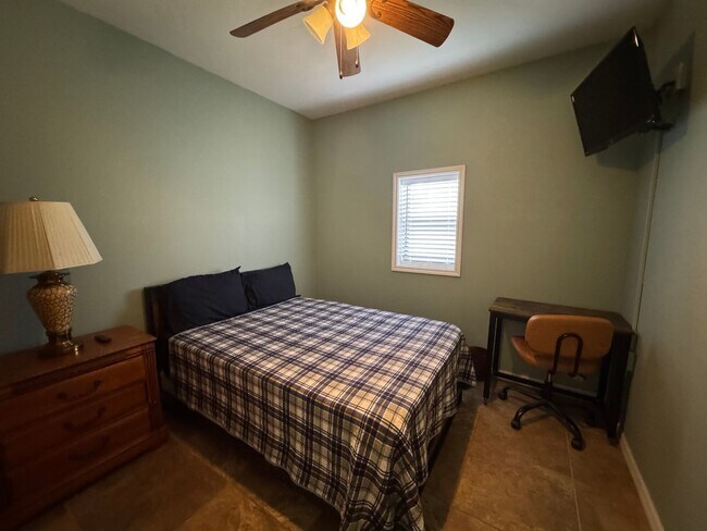 Building Photo - Spacious (Almost 3,000 sq ft) 6 Bedroom, 3 Bath Furnished Home – Live Oak, FL