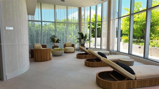 Building Photo - 700 NE 24th St