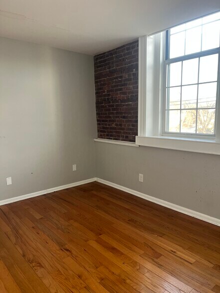 Building Photo - 491 Valley St