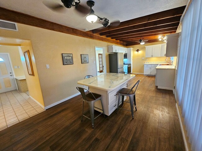 Building Photo - Large Remodeled 4 Bedroom / 2 Bath Home Re...