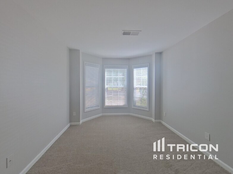 Building Photo - 425 Eglington Tr