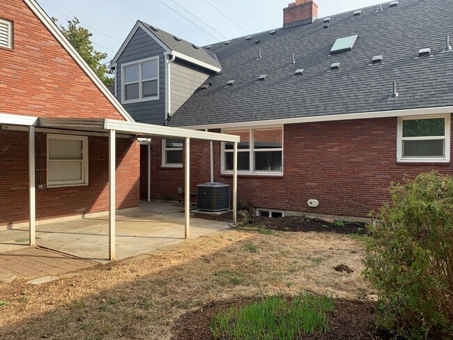 Building Photo - O1100-1106