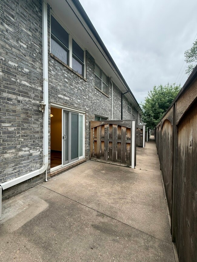 Building Photo - 725 N Stackman Dr