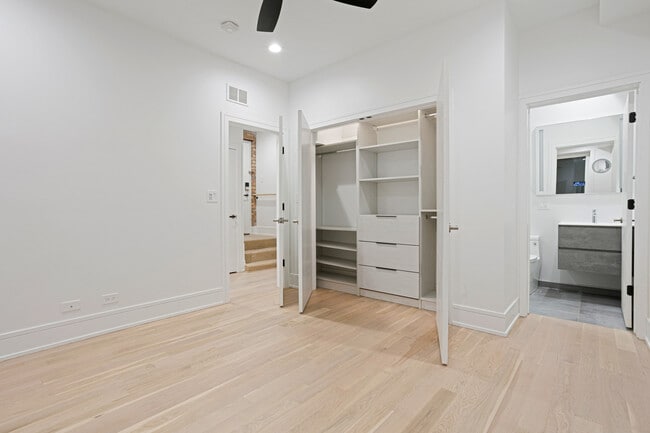 Building Photo - 7731 N Eastlake Terrace