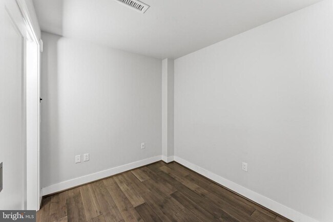 Building Photo - 1300 4th St SE