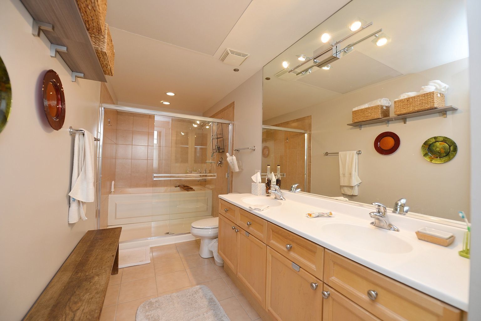 Building Photo - 900 N Kingsbury St