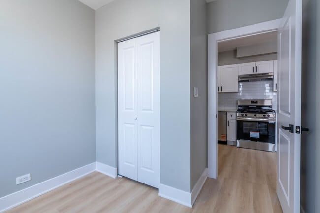 Building Photo - 6239 N Western Ave