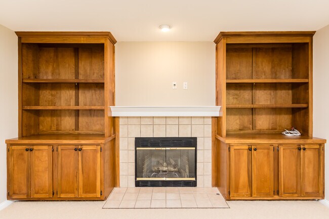 Building Photo - 5558 Parker Hill Ln