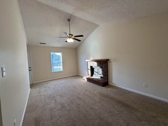 Building Photo - 105 Live Oak Ct