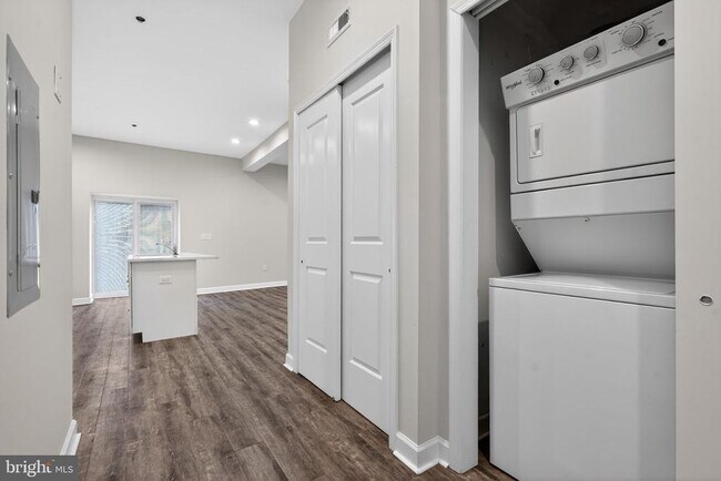 Building Photo - 980 N Marshall St