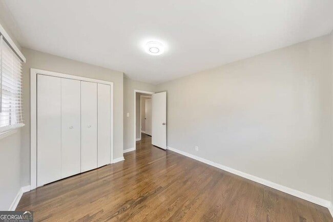 Building Photo - 909 Rosedale Dr