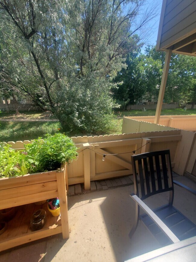 Building Photo - Updated and Spacious 1 Bedroom with Attached Garage!